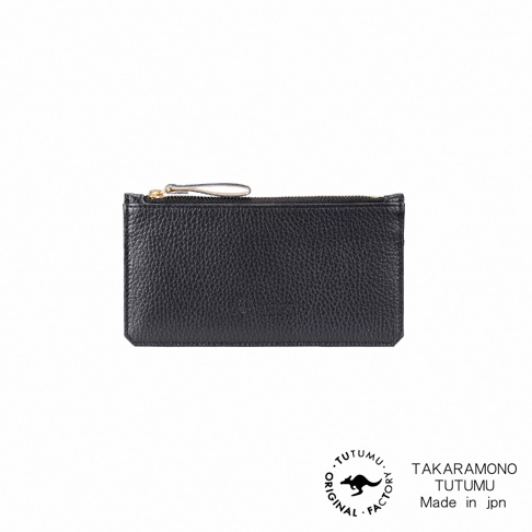 一個黑色的皮質長夾，拉鍊為金色，右下方有 TUTUMU 的 Logo 圖案和文字標示，以及「TAKARAOMONO TUTUMU Made in jpn」的字樣。