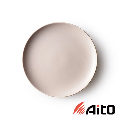 CouLeur 美濃燒圓形餐盤，淺米色，簡約素雅，陶瓷材質，直徑約 25 公分，邊緣帶有細緻的金色線條。