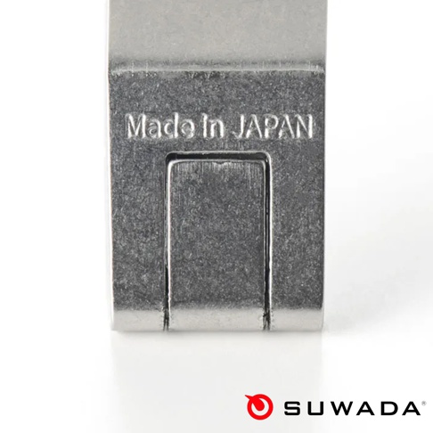 金屬質感的 SUWADA 諏訪田指甲剪細節特寫，表面壓印有 Made in Japan 字樣，呈現日本職人工藝的精密質感與霧面不鏽鋼光澤。