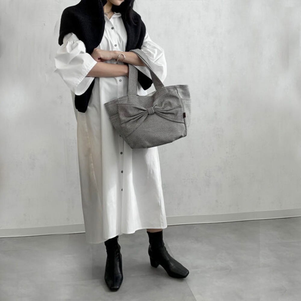 灰色格紋三河木綿刺子織托特包，綴有蝴蝶結裝飾，配有雙提把。