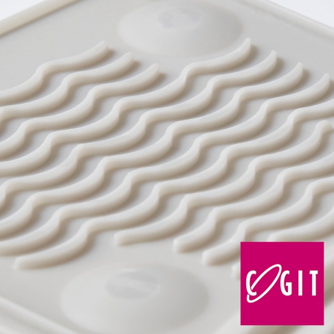 COGIT 品牌標誌出現在一個淺灰色的多功能軟式洗衣板的角落，洗衣板上有波浪形的紋路。