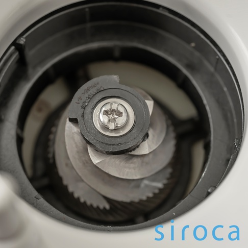 SC-C2510 石臼式全自動研磨咖啡機的研磨組件，包含銀色金屬刀盤和黑色塑膠固定環，上方有螺絲固定。