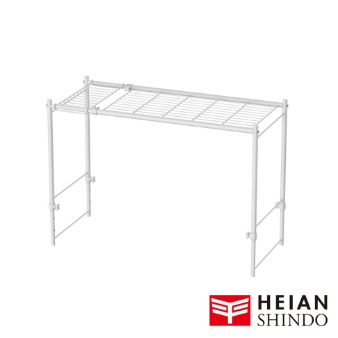 白色金屬網狀雙向可伸縮置物整理架，兩側有可調節高度的支架，頂部有網狀層板，結構堅固，適合用於收納和整理物品。