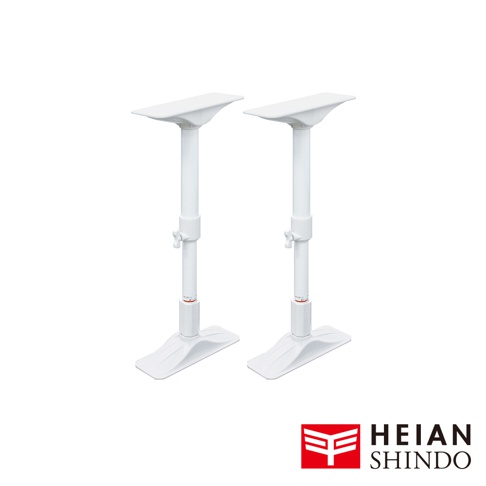 兩個白色伸縮防傾桿，可調節高度，底部為寬扁型底座，頂部為傾斜的平台，適合支撐家具或電器。