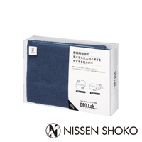 深藍色毛巾質感的DEO.Lab.淨味消臭今治毛巾枕套，裝在透明盒內，盒上有日文說明及產品標誌。