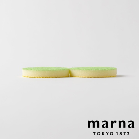 marna TOKYO 1872 品牌標誌旁是兩個綠色和黃色的圓形海綿。