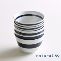 海軍風條紋丼碗 L，白色碗身搭配深藍色寬條紋，碗口內側及碗身外側皆有條紋裝飾。