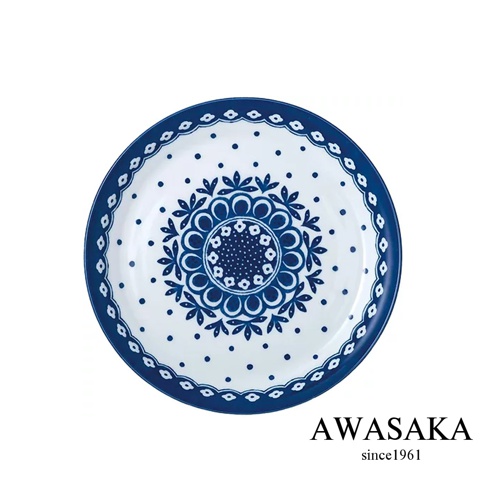 一個白底藍花的歐風淺湯盤，中央有放射狀的藍色花紋，周圍點綴著白色小點，外圈有藍色波浪狀邊緣。