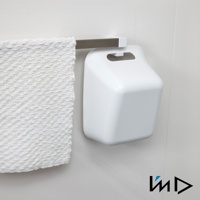 白色簡約方形浴室舀水盆，帶有弧形邊緣和頂部提手，懸掛在銀灰色金屬架上，旁邊掛著一條白色毛巾。