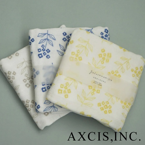 三條純棉花草紗布大拭巾，分別印有黃色、藍色及灰色花草圖案，質地柔軟，適合嬰幼兒使用。