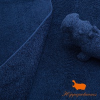 深藍色竹棉混紡厚浴巾，表面紋理清晰，材質柔軟，一角有河馬圖案標誌。