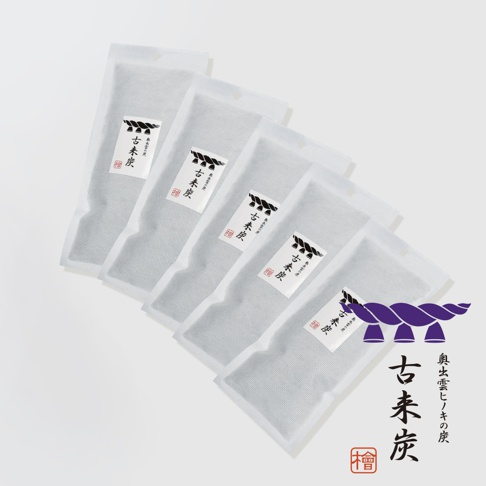 五件古來炭細長型調濕木炭，裝於透明網狀包裝袋內，表面印有黑色漢字「古來炭」及日文說明，白色標籤上有紅色印章圖案。