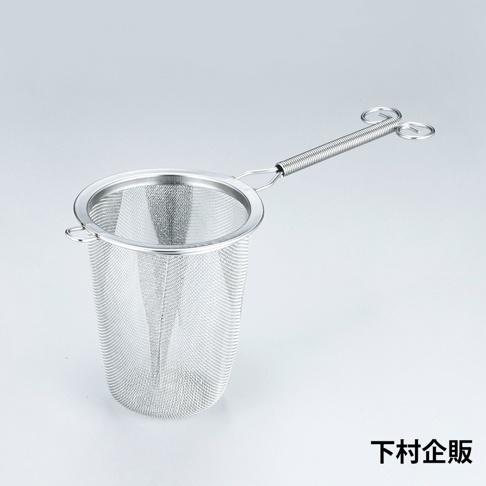 一個銀色不鏽鋼製的濾茶網，帶有細密的網孔和一個長柄，手柄末端有兩個圓環，整體呈圓柱形，背景為淺灰色。