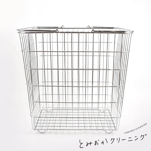 一個銀色不鏽鋼線製成的大型方形收納籃，網格結構，有提把，底部有支撐腳，背景為白色。