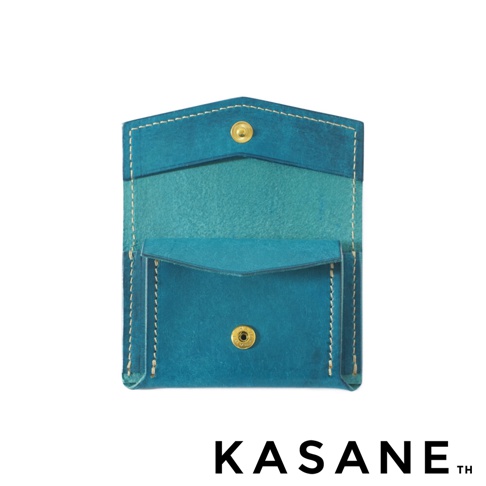 北海道KASANE品牌職人手作義大利Margot皮革迷你雙折短夾，藍綠色皮革，正面有壓扣，內裡是較淺的藍綠色，附有品牌KASANE的商標。