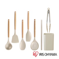 一套七件式廚房用具，包含湯勺、鍋鏟、飯勺、濾油勺、夾子、筷子及收納架，皆為淺米色矽膠材質搭配木紋手柄，整體風格簡約。