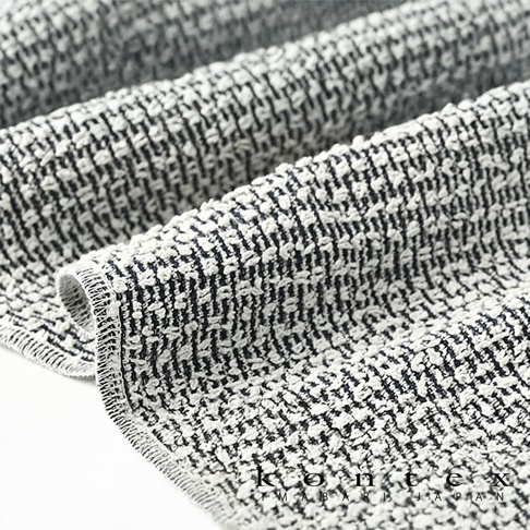 天然素材按摩洗澡巾，織紋細緻，黑白兩色交織，質地柔軟，邊緣縫線清晰。