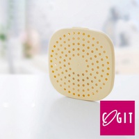 淺黃色圓角方形塑膠盒，頂部佈滿圓形透氣孔，用於放置除臭除濕貼片。