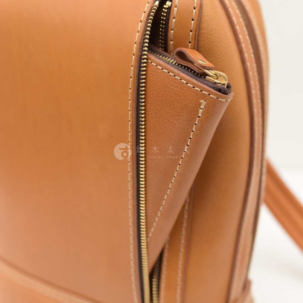 職人手作皮革立體商務後背包 R-3，特寫焦糖棕色皮革材質，展現精緻縫線與金色拉鍊細節。