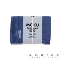 MOKU Light Towel Large 浴巾，深藍色，100% 純棉，尺寸 60x120cm，日本製造，以白色紙帶綑綁。