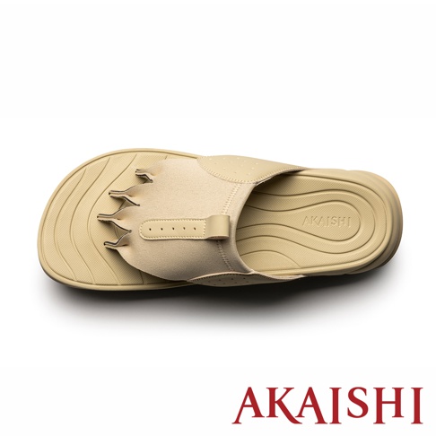 這是一雙 AKAISHI 品牌米色五指放鬆伸展拖鞋，從正上方俯視角度拍攝。鞋面設計具有特殊的五指分離隔層，鞋底印有 AKAISHI 品牌壓紋，整體呈現簡約的素色質感，背景為乾淨的白色。