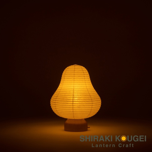 一個黃色紙質燈罩的迷你裝飾提燈，燈罩呈現梨形，由橫向的紙條編織而成，底部為木質基座，散發溫暖的光線。