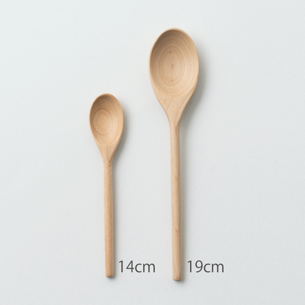 兩支楓木湯匙，一支 14 公分，另一支 19 公分，皆為淺木色，呈淺棕色調，帶有自然的木紋。