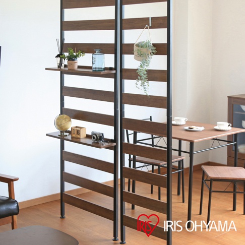 頂天立地收納掛架，木紋層板搭配黑色金屬支架，設有數個層板，展示裝飾品，另有懸掛植物。