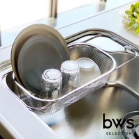 不鏽鋼網狀瀝水籃，置於水槽中，籃內有兩個玻璃杯、一個白色碗和兩個灰色盤子。