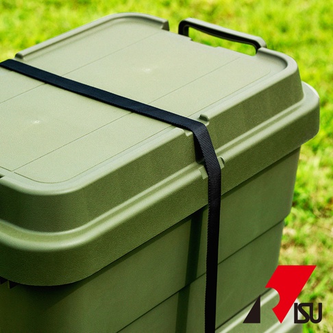 軍綠色可堆疊收納箱，蓋子有黑色固定綁帶和提把，箱體為堅固塑膠材質，戶外背景。