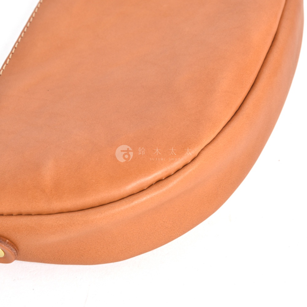 日本HERZ職人手作皮革半圓馬鞍包 CK-17 深棕色 局部特寫