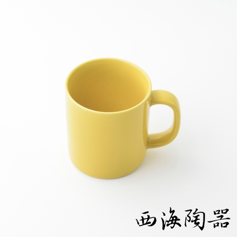 一個330毫升的黃色陶瓷馬克杯，杯身圓潤，帶有弧形手把，放置於白色背景上。