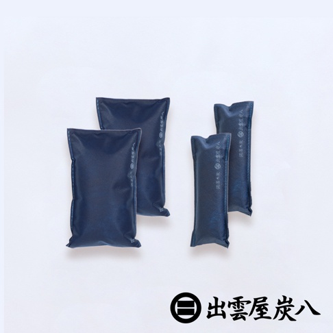 兩包深藍色、長方形的調濕木炭，以及兩包較細長的深藍色調濕木炭，均為織物材質，表面有細緻紋理。