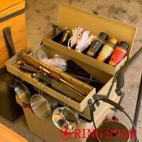 卡其色金屬工具箱，內有兩層收納空間。上層擺放著三瓶調味料、繩子及打火機；下層則收納著木柄工具、刀具、手套及三個金屬碗。