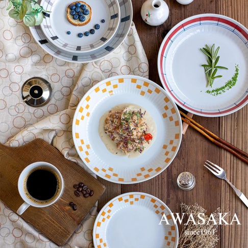 西歐復古風格主食料理盤，白色陶瓷盤，邊緣有橙色格子圖案。另有帶紅藍色條紋的白色盤，以及裝飾有藍莓吐司的灰色格子盤。