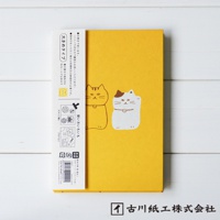 黃色和紙御朱印帳，封面有兩隻招福貓圖案，左邊是黃色貓，右邊是白色貓，均為日式插畫風格。