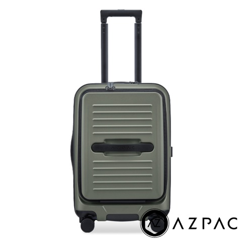 正視圖呈現一款橄欖綠色的AZPAC品牌20吋前開口行李箱，外殼採用具有水平溝槽紋理的硬殼設計，中央設有黑色手把並刻有品牌名稱，行李箱配備多段式伸縮拉桿以及底部滑輪，整體外觀簡約現代且具備商務質感。