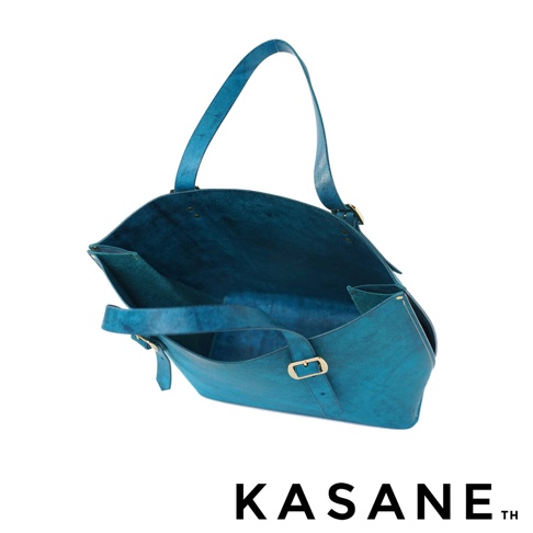 北海道KASANE 職人手作義大利Margot皮革托特包，展現著獨特的工藝與時尚感。此款托特包採用義大利Margot皮革，觸感柔軟且質感絕佳，經過職人手工製作，每一個細節都充滿心意。包身呈現迷人的藍綠色調，在光線下散發著迷人的光澤。其簡約而大方的設計，無論是日常出街還是特殊場合，都能展現出個人獨特的品味。寬敞的內部空間，可輕鬆收納各種隨身物品，實用性與美觀性兼具。金屬扣環的點綴，更增添了包款的精緻