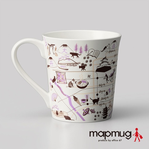 mapmug手繪地圖馬克杯，白色陶瓷杯身印有京都地圖，包含散步的貓咪、日式建築、寺廟、山巒、橋樑、書本、電影攝影機、日式料理、冰淇淋、扇子等圖案，以棕色和淡紫色線條標示街道。