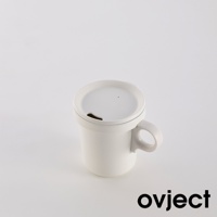 白色琺瑯馬克杯，附有可開合的白色杯蓋，杯蓋上有飲用孔，杯身一側有圓形把手。