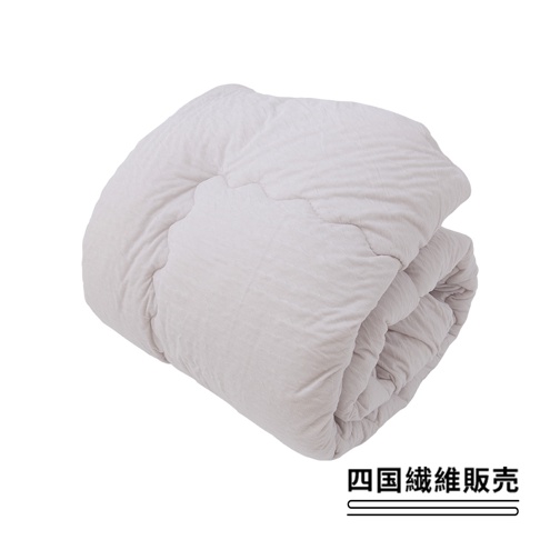 淺灰色舒芙蕾透氣四季被，中棉款，材質輕柔，表面帶有細緻的紋理，被子呈現摺疊狀態。