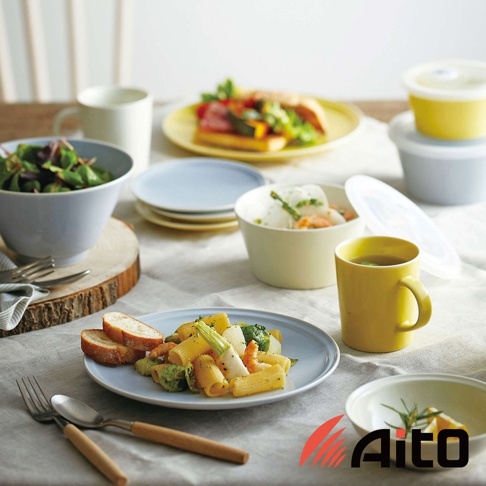 Ciel 美濃燒簡約釉彩深碗，展示淺藍色、淺黃色及淺灰色三色。圖中可見淺藍色深碗盛有沙拉，淺黃色碗中裝有飯菜，搭配淺藍色盤子盛放的義大利麵，以及黃色馬克杯。