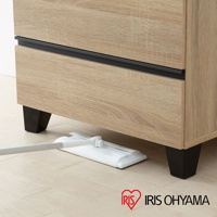 木製收納櫃 WCHL-790，呈現淺木紋色，搭配黑色櫃腳。圖片顯示收納櫃下方空間，有白色平板拖把正在清潔地板。