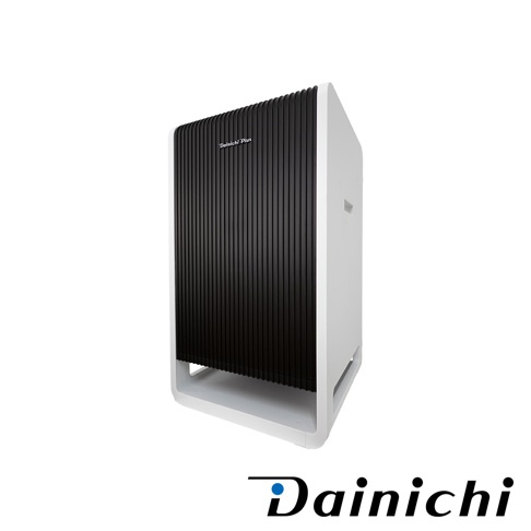 白色機身搭配黑色直條紋面板的HYBRID混合式空氣清淨機，整體呈長方體，頂部面板印有「Dainichi Plus」字樣，底部有開放式進氣口。