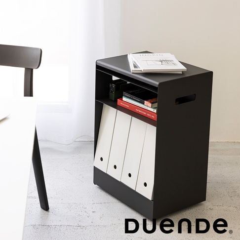 黑色金屬材質的多用途收納推車，設有頂部平面、中間層架和底部儲物空間，層架上擺放有書籍和文件夾，底部空間有數個白色資料夾。