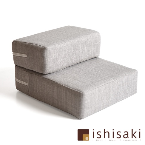 淺灰色布質兩階寵物樓梯，材質觸感細膩，兩側有拉鍊設計。