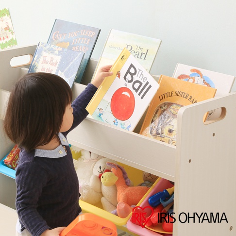 淺灰色木製童心玩具繪本收納架，附推車，頂層擺放多本兒童繪本，中層有玩具熊、橘色小馬玩偶及其他玩具，整體為簡約設計。