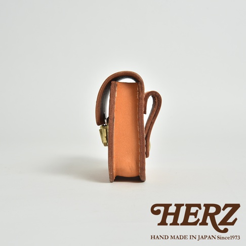 職人手作皮革經典腰包 E-1，淺棕色皮革，側面視角，有金屬扣環和皮帶環。