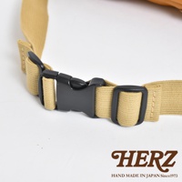 卡其色帆布腰帶，配有黑色塑膠插扣和調節環，用於固定和調整腰包的鬆緊。