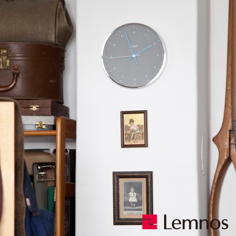 Mizuiro時鐘，圓形灰色錶盤，配有藍色時針、分針和銀色秒針，以及銀色外框。